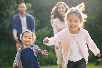 孩子们《<strong>连线</strong>》杂志玩肖像可爱的女孩有趣的家庭在户外