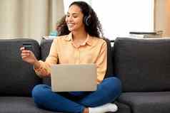 音乐应用程序女人持有信贷卡移动PC