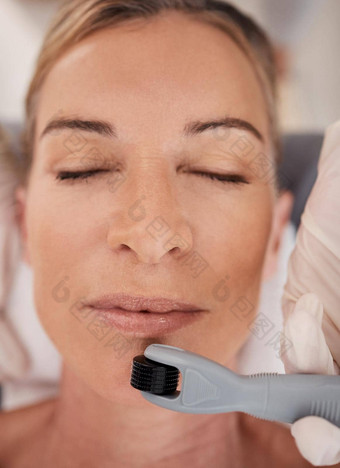 生成面部胶原蛋白软平滑皮肤高角拍摄成熟的女人享受显微针治疗水疗中心
