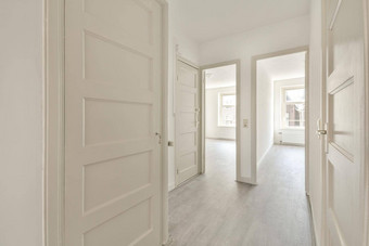 门口现代公寓白色墙<strong>木条</strong>镶花之地板地板上