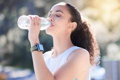 sip水运动年轻的女人喝水站