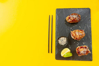 红烧的鸡传统的日本煎方法甜蜜的酱汁常见的日本厨房鸡红烧的经典亚洲菜前视图空白空间文本