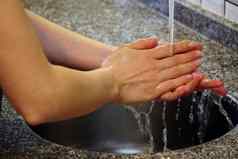 女人洗手水肥皂水厨房