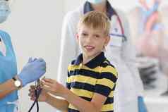 男孩孩子任命诊所儿科医生检查健康条件孩子