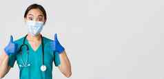 科维德冠状病毒疾病医疗保健工人概念逗乐微笑亚洲医生医生医疗面具橡胶手套显示竖起大拇指批准赞美不错的工作