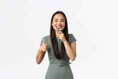医疗保健美口腔学概念满意有吸引力的亚洲女人美白牙齿牙医办公室显示完美的微笑放大玻璃口使竖起大拇指批准