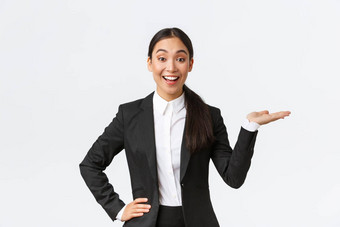 兴奋微笑女售货员介绍产品出售白色Copyspace漂亮的亚洲女经理显示项目指出手乐观的白色背景