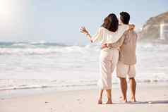 创建梦想生活夫妇享受一天海滩