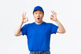 深刻的印象惊讶亚洲快递蓝色的统一的反应超级很酷的促销提供交付的家伙帽t恤显示手势赞美不错的工作赞美伟大的选择