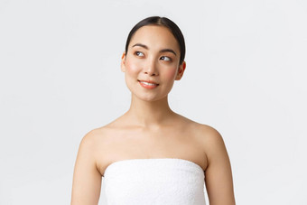 深思熟虑的美丽的亚洲女人完美的清洁皮肤站<strong>毛巾</strong>好奇的上左角落里思考护肤品头发的护理产品<strong>广告</strong>访问水疗中心沙龙