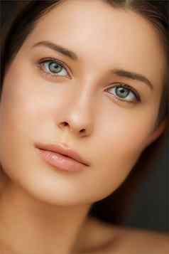 美护肤品化妆品模型脸肖像女人完美的清洁健康的发光皮肤化妆奢侈品面部抗衰老皮肤护理例程