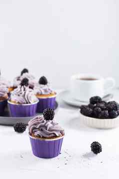 美味的黑莓蛋糕灰色的背景浆果茶纸杯蛋糕背景垂直照片