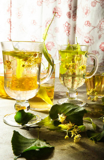 玻璃杯新鲜使黄色的林登茶叶子花林登树