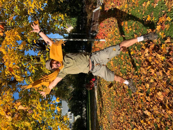 成熟的男人。黄色的围巾跳秋天公园