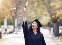 祝贺你毕业年轻的女人欢呼毕业一天
