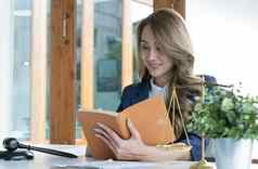 自信成功的年轻的亚洲女律师业务法律顾问阅读法律书写作笔记本办公室桌子上
