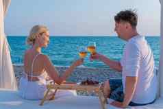 女孩海浪漫的的家伙酒餐厅休息Copyspace玫瑰概念阳光明媚的喝酒精海洋景观热带聚会，派对葡萄酒杯日落周末
