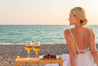 女孩休息餐厅托盘酒海Copyspace海滩阳光明媚的普罗旺斯酒精假期野餐热带旅游在户外晚餐周末表格