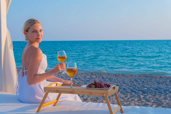 饮料托盘餐厅酒海休息Copyspace海滩一天喝玻璃浪漫的野餐自然庆祝活动食物晚餐日落放松