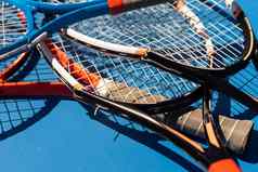 破碎的网球球拍蓝色的网球法院
