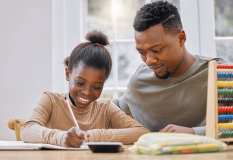 家庭作业不无聊的年轻的父亲帮助女儿家庭作业首页