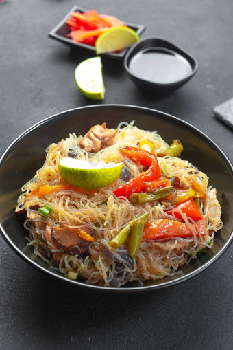 玻璃面条蔬菜黑色的碗灰色背景亚洲食物亚洲厨房亚洲四川面条
