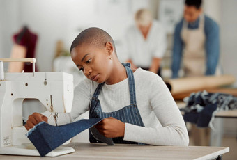时尚设计有创意的工作车间年轻的非洲美国工厂工人缝纫时尚的时尚服装季节黑色的女工作机忙工作场所