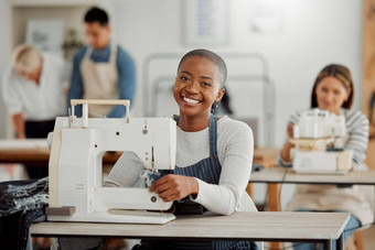 肖像快乐黑色的时尚设计师工作衣服车间多样化的集团学生实习服装工厂学习行业缝机