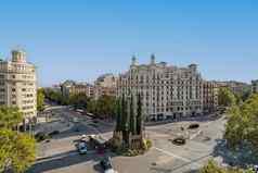 verdaguer广场巴塞罗那西班牙十字路口交通纪念碑中心城市阳光明媚的一天