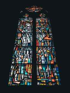 色彩斑斓的染色窗户教堂圣彼得圣保罗