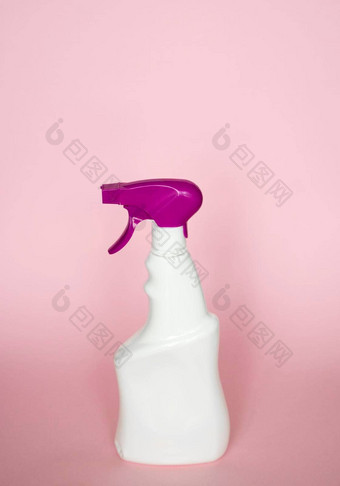 白色塑料喷雾瓶液体清洁产品孤立的粉红色的背景包装模型瓶紫罗兰色的喷雾器