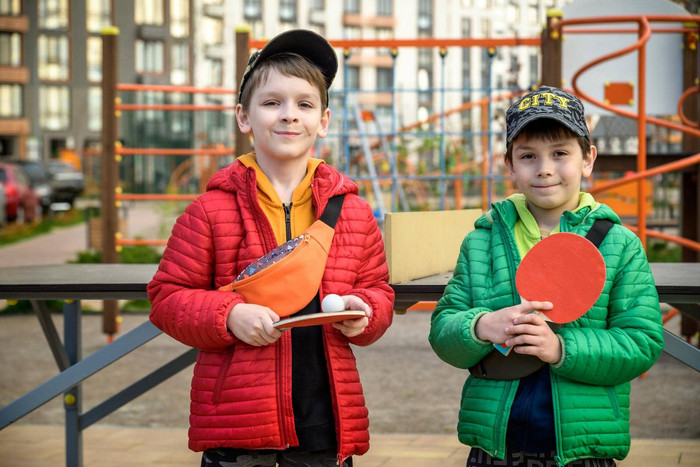 快乐男孩少年双胞胎兄弟享受假期玩平发出难