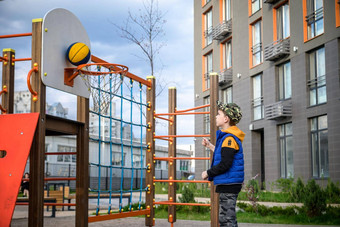 肖像男孩篮球篮球法院概念体育生活方式培训体育运动休闲假期