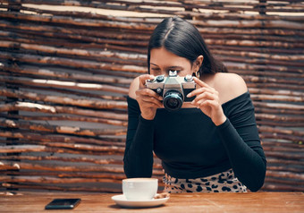 时尚的时尚的有创意的食物影响者采取图片相机杯咖啡博客咖啡馆商店年轻的女内容创造者采取照片博客网站咖啡馆