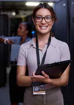 维修服务器微笑裁剪肖像有吸引力的年轻的女程序员工作服务器房间的同事背景