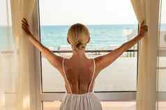 海视图开放房间金发女郎窗口海岸地中海假期年轻的奢侈品天空旅游日落放松卧室快乐新鲜的欧洲里维埃拉