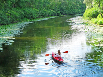 女孩如痴如梦浮点数皮艇河包围河植物浪漫的旅行河深思熟虑的<strong>大气照片</strong>早....锻炼水