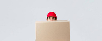 <strong>包包</strong>裹交付科维德检疫转移订单可爱的快递红色的统一的帽隐藏大盒子订单感兴趣窥视灰色背景