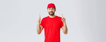 在线购物交付检疫外卖概念微笑快乐的快递红色的t恤帽指出手指员工感兴趣横幅特殊的折扣