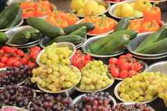 新鲜的水果蔬菜市场摊位葡萄西红柿胡瓜辣椒显示小金属碗