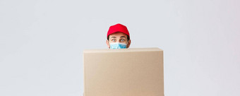 包包裹交付科维德检疫转移订单笨手笨脚可爱的快递一天工作隐藏大盒子穿脸面具红色的统一的帽灰色背景