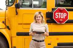 肖像积极的中间岁的女人老师心理学家导师治疗师辅导员学校公共汽车