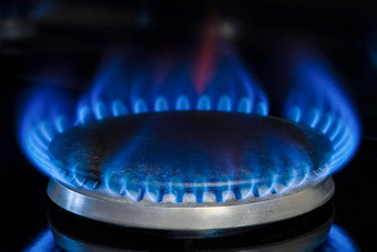 燃烧自然气体丙烷气体炉子黑色的背景片段气体厨房炉子蓝色的火焰特写镜头能源危机概念上升<strong>价格价格</strong>气体