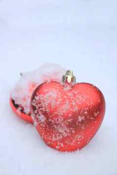 红色的心形状的点缀新鲜的下降雪