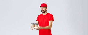 食物交付检疫保持首页订单在线概念友好的快递红色的统一的帽t恤将咖啡<strong>客户</strong>带你会喝免下车的窗口灰色<strong>背景</strong>