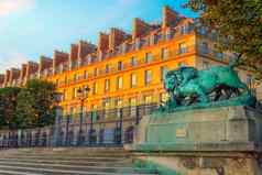 狮子雕像的入学门Tuileries花园巴黎法国