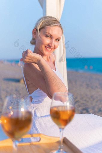 女孩休息托盘海酒餐厅Copyspace夏天冷概念喝玻璃假期生活方式饮料天空食物海岸周末放松