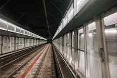 移动无人驾驶的地铁自动地铁站巴黎骑地下火车现代城市现代公共模式运输