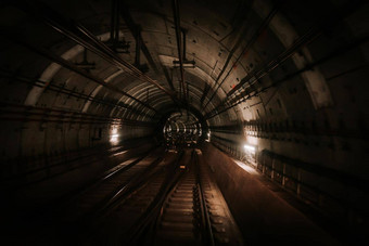 移动无人驾驶地铁火车奥斯陆挪威骑向前地下隧道先进的地铁运输系统