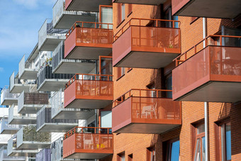 细节红色的白色<strong>公寓</strong>建筑阳台
